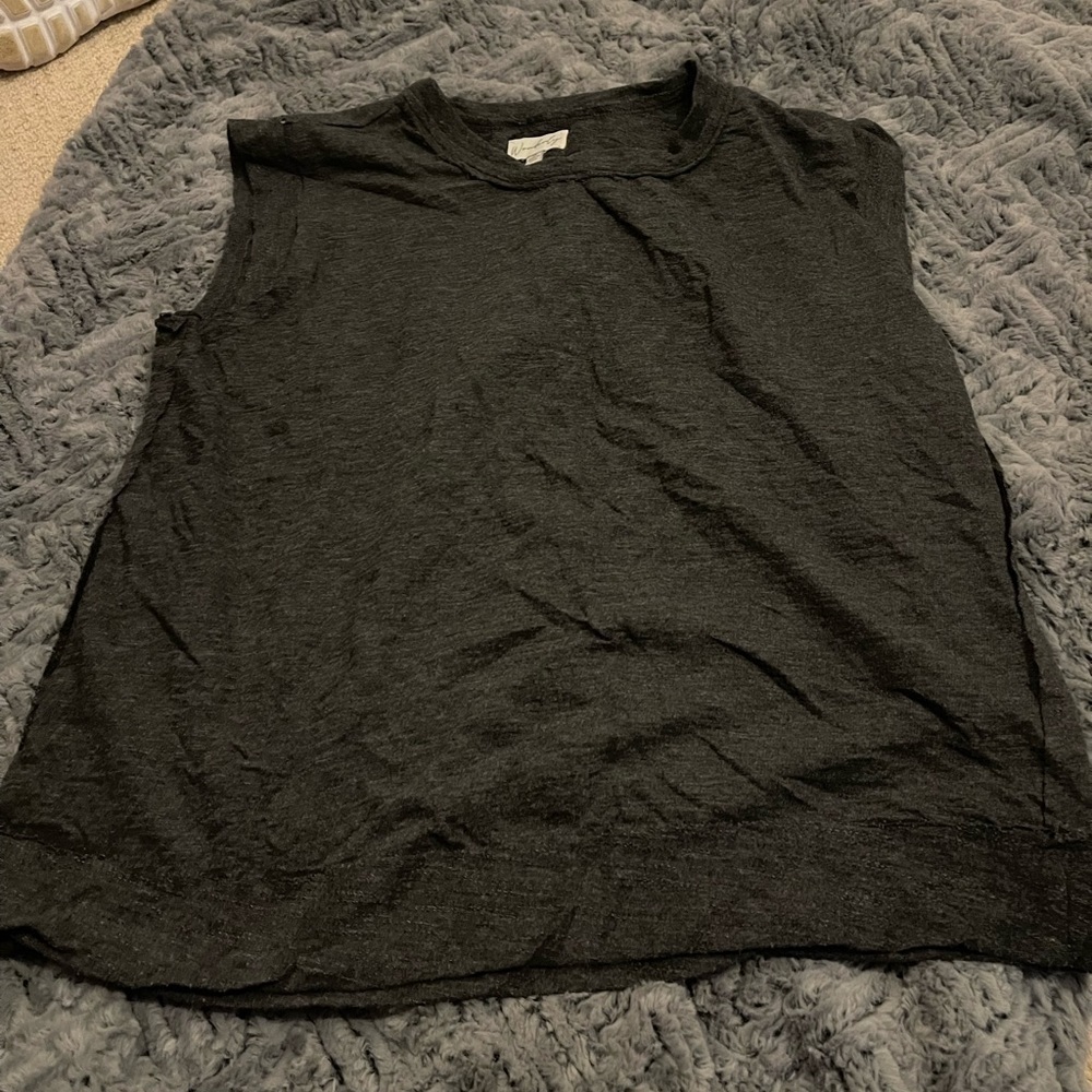 Wonderly sleeveless t-shirt. Size Medium.